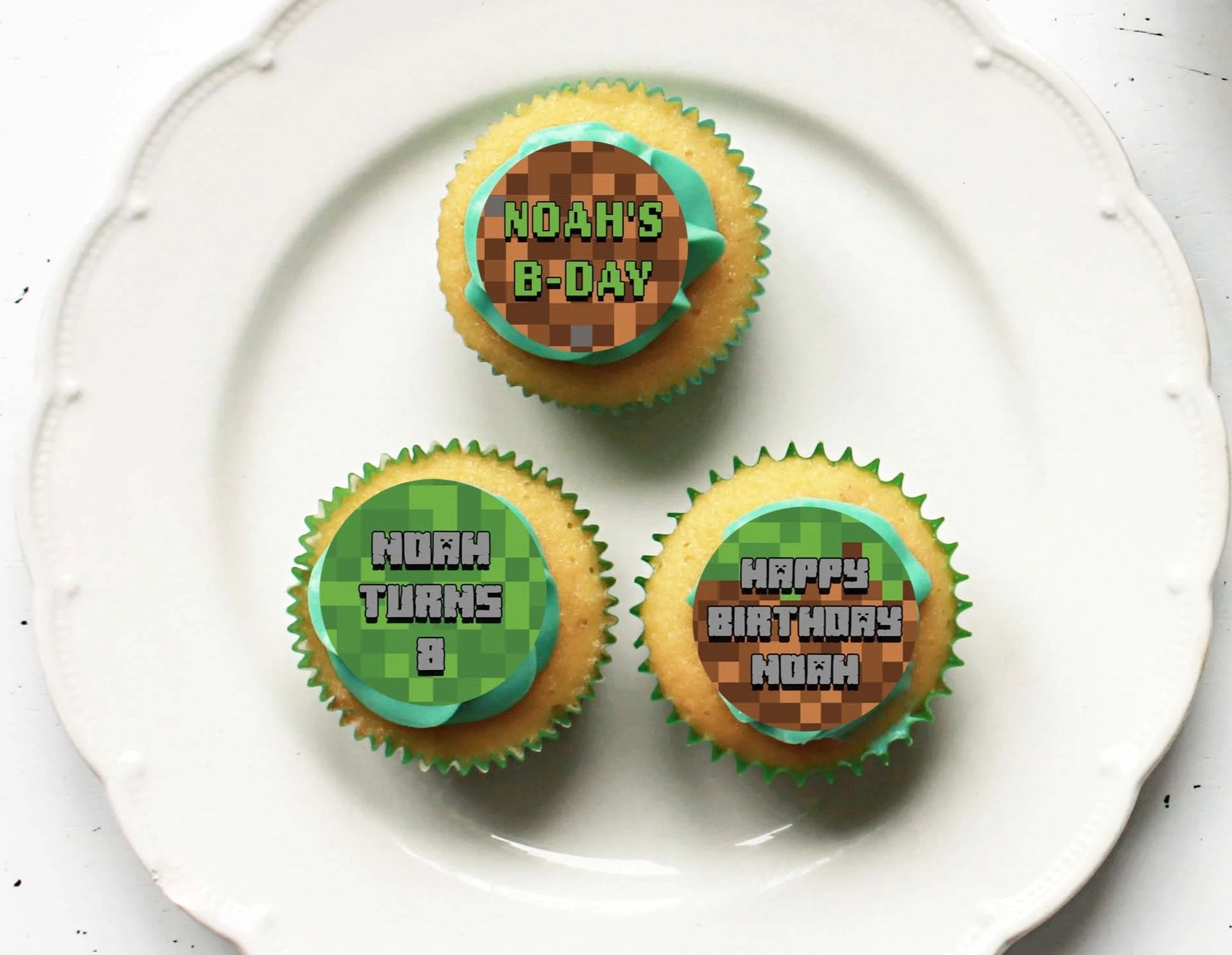 These Personalised Mine Video Game cupcake toppers are perfect for your gaming birthday party.  Add your personalisation in the Special Instructions box.   Perfect for Cupcakes, Cookies, muffins and Biscuits.  Available sizes,  12  x 6.3 cm (2.5') cookie toppers. 15  x 5 cm (2') cupcake toppers.