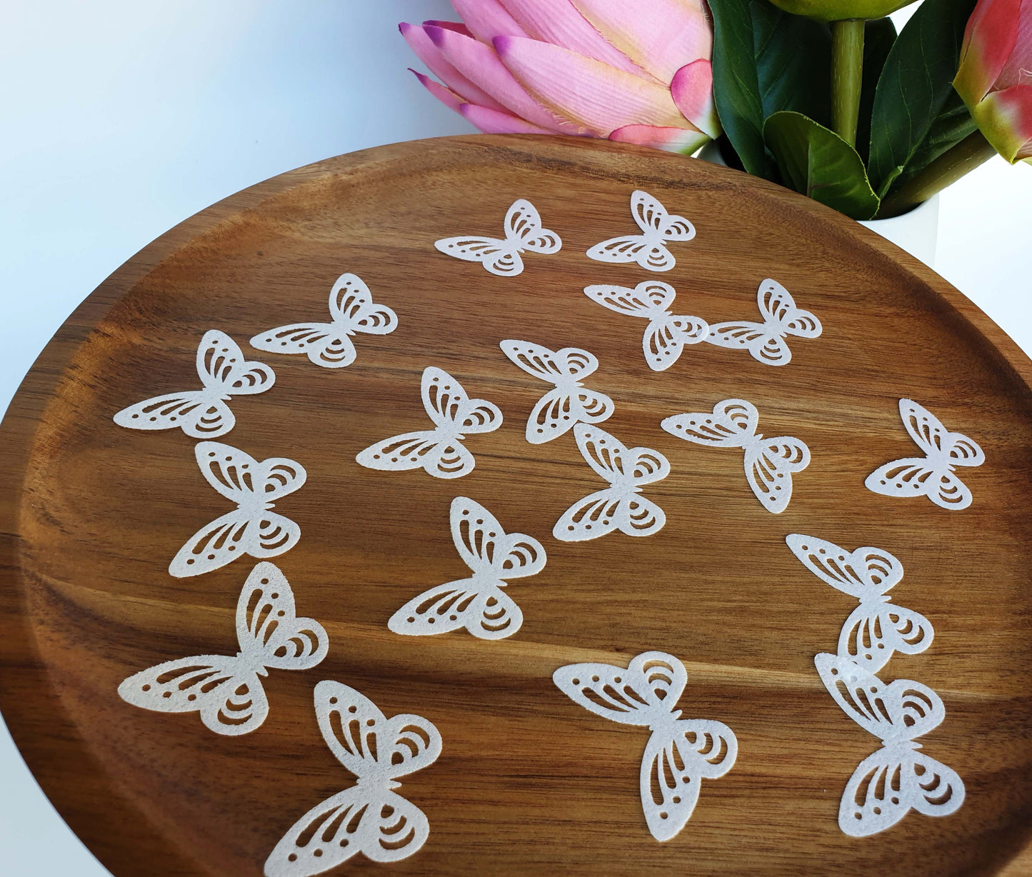 These wafer butterflies are simply magnificent and will make ordinary desserts extraordinary.  The pack contains 24 wafer butterflies in white colour.   These butterflies are precut and ready to use. Each butterfly has a wingspan of approximately 1.8 inches (4.5cm).
